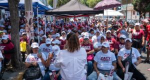 En un giro inesperado que sacude las estructuras políticas de la Ciudad de México, los vecinos de Tlatelolco han levantado la voz en un sonoro rechazo contra Caty Monreal, la candidata del partido Morena para la alcaldía de Cuauhtémoc. A través de diversas plataformas en redes sociales, la comunidad ha expresado su firme oposición a la candidata y sus propuestas, marcando un precedente en lo que parecía una contienda electoral predecible. «¡No nos representa!», claman los mensajes que inundan Twitter y Facebook, donde los habitantes de Tlatelolco no han dejado piedra sobre piedra al criticar la campaña de Monreal. Según los vecinos, las propuestas de la candidata de Morena no solo son insuficientes, sino que están desconectadas de las verdaderas necesidades de la comunidad.»Caty Monreal dice tener nuestro apoyo, pero eso es completamente falso», aseguran los usuarios. EL descontento popular se siente en el aire, y es que, para muchos, Monreal representa más de lo mismo en un panorama político que pide a gritos renovación y honestidad. Los foros en línea están repletos de testimonios de residentes que se sienten ignorados por la política tradicional. «Ella viene aquí, hace promesas y luego se olvida de nosotros», comenta una usuaria en un popular grupo de Facebook dedicado a discutir los asuntos políticos de Tlatelolco. Las acusaciones de falta de empatía y compromiso con la comunidad son constantes.Este rechazo no solo pone en jaque la campaña de Monreal sino que también plantea serias preguntas sobre la estrategia de Morena en uno de los bastiones más importantes de la capital. ¿Podrá la candidata recuperar el terreno perdido o es demasiado tarde para reconectar con una base de votantes claramente desilusionada? La situación es especialmente delicada dado que Tlatelolco históricamente ha sido un punto clave para la movilización electoral en la alcaldía de Cuauhtémoc. Un desplome en el apoyo popular aquí podría significar un duro golpe a las aspiraciones de Morena de mantener el control en una de las zonas más emblemáticas y estratégicas de la ciudad. Mientras Caty Monreal intenta salvar su campaña con actos públicos y promesas de cambio, los vecinos de Tlatelolco parecen haber tomado una decisión clara. En las palabras de otro vecino activo en redes: «Ella no nos escucha, solo viene por la foto. Necesitamos alguien que realmente luche por nuestras necesidades».¿Será este el fin del camino para la candidatura de Monreal o habrá tiempo para un cambio de estrategia? Lo cierto es que, por ahora, Tlatelolco ha hablado, y su mensaje es uno de rechazo y demanda de un cambio real.