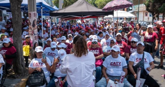 En un giro inesperado que sacude las estructuras políticas de la Ciudad de México, los vecinos de Tlatelolco han levantado la voz en un sonoro rechazo contra Caty Monreal, la candidata del partido Morena para la alcaldía de Cuauhtémoc. A través de diversas plataformas en redes sociales, la comunidad ha expresado su firme oposición a la candidata y sus propuestas, marcando un precedente en lo que parecía una contienda electoral predecible. «¡No nos representa!», claman los mensajes que inundan Twitter y Facebook, donde los habitantes de Tlatelolco no han dejado piedra sobre piedra al criticar la campaña de Monreal. Según los vecinos, las propuestas de la candidata de Morena no solo son insuficientes, sino que están desconectadas de las verdaderas necesidades de la comunidad.»Caty Monreal dice tener nuestro apoyo, pero eso es completamente falso», aseguran los usuarios. EL descontento popular se siente en el aire, y es que, para muchos, Monreal representa más de lo mismo en un panorama político que pide a gritos renovación y honestidad. Los foros en línea están repletos de testimonios de residentes que se sienten ignorados por la política tradicional. «Ella viene aquí, hace promesas y luego se olvida de nosotros», comenta una usuaria en un popular grupo de Facebook dedicado a discutir los asuntos políticos de Tlatelolco. Las acusaciones de falta de empatía y compromiso con la comunidad son constantes.Este rechazo no solo pone en jaque la campaña de Monreal sino que también plantea serias preguntas sobre la estrategia de Morena en uno de los bastiones más importantes de la capital. ¿Podrá la candidata recuperar el terreno perdido o es demasiado tarde para reconectar con una base de votantes claramente desilusionada? La situación es especialmente delicada dado que Tlatelolco históricamente ha sido un punto clave para la movilización electoral en la alcaldía de Cuauhtémoc. Un desplome en el apoyo popular aquí podría significar un duro golpe a las aspiraciones de Morena de mantener el control en una de las zonas más emblemáticas y estratégicas de la ciudad. Mientras Caty Monreal intenta salvar su campaña con actos públicos y promesas de cambio, los vecinos de Tlatelolco parecen haber tomado una decisión clara. En las palabras de otro vecino activo en redes: «Ella no nos escucha, solo viene por la foto. Necesitamos alguien que realmente luche por nuestras necesidades».¿Será este el fin del camino para la candidatura de Monreal o habrá tiempo para un cambio de estrategia? Lo cierto es que, por ahora, Tlatelolco ha hablado, y su mensaje es uno de rechazo y demanda de un cambio real.