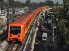 Trabajadores de la línea 12 del metro exigen al gobierno que presten atención a los señalamientos de un posible descarrilamiento en Iztapalapa, para que puedan brindar seguridad a los usuarios como al personal que laboran en está línea del metro de la Ciudad de México. El Grupo Parlamentario del PAN en el Congreso Local ha respaldado los constantes reclamos de los trabajadores del Sistema de Transporte Colectivo-Metro, quienes se sienten ignorados por el Gobierno capitalino, exigiendo al jefe de gobierno, Martí Batres, y al director del Metro, Guillermo Calderón, que no menosprecien las alertas sobre un posible descarrilamiento en la Línea 12. El diputado local del PAN, Aníbal Cañez Morales, ha criticado la omisión de respuesta a los oficios enviados para abordar urgentemente el movimiento inusual de trenes entre las estaciones Lomas Estrella y San Andrés Tomatlán, en Iztapalapa. Morena parece insensible ante las tragedias en el Metro. «Hemos pedido renuncias, más inversión, atención y sanciones administrativas, pero el jefe de Gobierno parece desinteresado por la vida de los usuarios; ni siquiera dirige su mirada hacia los trabajadores que mantienen este medio de transporte masivo», resaltó. «Es otra muestra de la incompetencia de este Gobierno, que en lugar de atender lo que realmente importa a miles de capitalinos, está más preocupado por temas electorales», agregó. El legislador del PAN ha abierto las puertas a los conductores de la Línea 12 que demandan atención. Cañez externó: “Guillermo Calderón, en vez de cuidar los intereses políticos, debe atender el sentir de los trabajadores”. Recordó el descuido del Metro desde el gobierno de Claudia Sheinbaum, donde la inversión fue disminuyendo gradualmente. El PAN seguirá proponiendo acciones para mejorar la calidad del servicio en el Metro. “La seguridad es lo más importante, no la campaña de Morena; es lamentable que mientras los trabajadores del Metro exigen atención por temor a un descarrilamiento, las autoridades anden violando la ley por Clara Brugada”. Fuente: Informante Centro