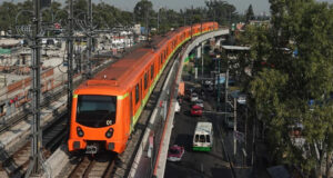 Trabajadores de la línea 12 del metro exigen al gobierno que presten atención a los señalamientos de un posible descarrilamiento en Iztapalapa, para que puedan brindar seguridad a los usuarios como al personal que laboran en está línea del metro de la Ciudad de México. El Grupo Parlamentario del PAN en el Congreso Local ha respaldado los constantes reclamos de los trabajadores del Sistema de Transporte Colectivo-Metro, quienes se sienten ignorados por el Gobierno capitalino, exigiendo al jefe de gobierno, Martí Batres, y al director del Metro, Guillermo Calderón, que no menosprecien las alertas sobre un posible descarrilamiento en la Línea 12. El diputado local del PAN, Aníbal Cañez Morales, ha criticado la omisión de respuesta a los oficios enviados para abordar urgentemente el movimiento inusual de trenes entre las estaciones Lomas Estrella y San Andrés Tomatlán, en Iztapalapa. Morena parece insensible ante las tragedias en el Metro. «Hemos pedido renuncias, más inversión, atención y sanciones administrativas, pero el jefe de Gobierno parece desinteresado por la vida de los usuarios; ni siquiera dirige su mirada hacia los trabajadores que mantienen este medio de transporte masivo», resaltó. «Es otra muestra de la incompetencia de este Gobierno, que en lugar de atender lo que realmente importa a miles de capitalinos, está más preocupado por temas electorales», agregó. El legislador del PAN ha abierto las puertas a los conductores de la Línea 12 que demandan atención. Cañez externó: “Guillermo Calderón, en vez de cuidar los intereses políticos, debe atender el sentir de los trabajadores”. Recordó el descuido del Metro desde el gobierno de Claudia Sheinbaum, donde la inversión fue disminuyendo gradualmente. El PAN seguirá proponiendo acciones para mejorar la calidad del servicio en el Metro. “La seguridad es lo más importante, no la campaña de Morena; es lamentable que mientras los trabajadores del Metro exigen atención por temor a un descarrilamiento, las autoridades anden violando la ley por Clara Brugada”. Fuente: Informante Centro