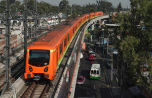 Trabajadores de la línea 12 del metro exigen al gobierno que presten atención a los señalamientos de un posible descarrilamiento en Iztapalapa, para que puedan brindar seguridad a los usuarios como al personal que laboran en está línea del metro de la Ciudad de México. El Grupo Parlamentario del PAN en el Congreso Local ha respaldado los constantes reclamos de los trabajadores del Sistema de Transporte Colectivo-Metro, quienes se sienten ignorados por el Gobierno capitalino, exigiendo al jefe de gobierno, Martí Batres, y al director del Metro, Guillermo Calderón, que no menosprecien las alertas sobre un posible descarrilamiento en la Línea 12. El diputado local del PAN, Aníbal Cañez Morales, ha criticado la omisión de respuesta a los oficios enviados para abordar urgentemente el movimiento inusual de trenes entre las estaciones Lomas Estrella y San Andrés Tomatlán, en Iztapalapa. Morena parece insensible ante las tragedias en el Metro. «Hemos pedido renuncias, más inversión, atención y sanciones administrativas, pero el jefe de Gobierno parece desinteresado por la vida de los usuarios; ni siquiera dirige su mirada hacia los trabajadores que mantienen este medio de transporte masivo», resaltó. «Es otra muestra de la incompetencia de este Gobierno, que en lugar de atender lo que realmente importa a miles de capitalinos, está más preocupado por temas electorales», agregó. El legislador del PAN ha abierto las puertas a los conductores de la Línea 12 que demandan atención. Cañez externó: “Guillermo Calderón, en vez de cuidar los intereses políticos, debe atender el sentir de los trabajadores”. Recordó el descuido del Metro desde el gobierno de Claudia Sheinbaum, donde la inversión fue disminuyendo gradualmente. El PAN seguirá proponiendo acciones para mejorar la calidad del servicio en el Metro. “La seguridad es lo más importante, no la campaña de Morena; es lamentable que mientras los trabajadores del Metro exigen atención por temor a un descarrilamiento, las autoridades anden violando la ley por Clara Brugada”. Fuente: Informante Centro