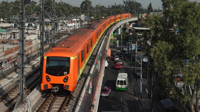 Trabajadores de la línea 12 del metro exigen al gobierno que presten atención a los señalamientos de un posible descarrilamiento en Iztapalapa, para que puedan brindar seguridad a los usuarios como al personal que laboran en está línea del metro de la Ciudad de México. El Grupo Parlamentario del PAN en el Congreso Local ha respaldado los constantes reclamos de los trabajadores del Sistema de Transporte Colectivo-Metro, quienes se sienten ignorados por el Gobierno capitalino, exigiendo al jefe de gobierno, Martí Batres, y al director del Metro, Guillermo Calderón, que no menosprecien las alertas sobre un posible descarrilamiento en la Línea 12. El diputado local del PAN, Aníbal Cañez Morales, ha criticado la omisión de respuesta a los oficios enviados para abordar urgentemente el movimiento inusual de trenes entre las estaciones Lomas Estrella y San Andrés Tomatlán, en Iztapalapa. Morena parece insensible ante las tragedias en el Metro. «Hemos pedido renuncias, más inversión, atención y sanciones administrativas, pero el jefe de Gobierno parece desinteresado por la vida de los usuarios; ni siquiera dirige su mirada hacia los trabajadores que mantienen este medio de transporte masivo», resaltó. «Es otra muestra de la incompetencia de este Gobierno, que en lugar de atender lo que realmente importa a miles de capitalinos, está más preocupado por temas electorales», agregó. El legislador del PAN ha abierto las puertas a los conductores de la Línea 12 que demandan atención. Cañez externó: “Guillermo Calderón, en vez de cuidar los intereses políticos, debe atender el sentir de los trabajadores”. Recordó el descuido del Metro desde el gobierno de Claudia Sheinbaum, donde la inversión fue disminuyendo gradualmente. El PAN seguirá proponiendo acciones para mejorar la calidad del servicio en el Metro. “La seguridad es lo más importante, no la campaña de Morena; es lamentable que mientras los trabajadores del Metro exigen atención por temor a un descarrilamiento, las autoridades anden violando la ley por Clara Brugada”. Fuente: Informante Centro