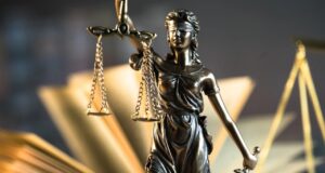 Una investigación reciente ha revelado la existencia de una presunta red de corrupción que involucra a destacados abogados vinculados en el pasado y la actualidad al Partido Acción Nacional (PAN), así como a jueces y magistrados en Chihuahua, Coahuila y la Ciudad de México. Según fuentes cercanas al caso, este entramado estaría operando para dilatar procesos judiciales con el propósito de favorecer al empresario Miguel Zaragoza Fuentes, principalmente en el litigio que enfrenta con su ex esposa, Evangelina López Guzmán, quien pese a haber ganado un juicio en la Corte de Houston, Texas en 2015, en el que el juez Roy L. Moore le otorgó la mayor parte de las propiedades de Grupo Zeta, que le correspondían por ser la esposa legítima de Miguel Zaragoza Fuentes, no ha recibido ningún bien hasta hoy. Entre los presuntos implicados suenan nombres como Eduardo Romero Ramos, Diego Fernández de Cevallos, Fernando Gómez Mont Urueta y Luis Alfonso Cervantes Muñiz, todos con una larga trayectoria en el ámbito legal, político, y con antecedentes en casos de alto perfil que los vinculan a estrategias para beneficiar a poderosos empresarios. Eduardo Romero Ramos, fue Procurador General de la República durante el gobierno de Vicente Fox de 2000 a 2005, es conocido por haber sido señalado en diversos casos de tráfico de influencias. Su experiencia en el manejo de estructuras judiciales lo posicionaría como una pieza clave en la presunta red de protección a Zaragoza Fuentes, utilizando su conocimiento para frenar la aplicación de la ley mediante recursos legales. Diego Fernández de Cevallos, excandidato presidencial del PAN en 1994, es reconocido por su participación en casos controvertidos, como el litigio multimillonario que ganó a favor de un grupo empresarial contra el Servicio de Administración Tributaria (SAT). Su habilidad para influir en las altas esferas del Poder Judicial habría sido utilizada para asegurar resoluciones favorables a Miguel Zaragoza, aplicando tácticas dilatorias que han frenado la ejecución de sentencias en su contra. Luis Alfonso Cervantes Muñiz, abogado con estrechos vínculos con la élite empresarial, ha sido identificado en casos donde la defensa de grandes capitales ha generado cuestionamientos sobre la imparcialidad de los procedimientos. Según las investigaciones, su papel en esta red consistiría en coordinar la presentación de recursos legales diseñados para retrasar decisiones judiciales clave en beneficio de Zaragoza Fuentes. Fernando Gómez Mont Urueta, exsecretario de Gobernación durante el sexenio de Felipe Calderón de 2008 a 2010, ha estado involucrado en la defensa de intereses empresariales en casos de alto impacto. Su experiencia en el manejo de conflictos legales y políticos lo habría convertido en un operador estratégico para gestionar contactos con jueces y magistrados, asegurando que las resoluciones se ajustaran a los intereses del empresario. Las investigaciones revelan que esta red habría manipulado plazos procesales, promovido la recusación de jueces incómodos y gestionado fallos favorables a través de contactos en el Poder Judicial, todo con el objetivo de proteger a Miguel Zaragoza Fuentes de las consecuencias legales que enfrenta. En Chihuahua y Coahuila, las autoridades han detectado un patrón de resoluciones judiciales que benefician sistemáticamente a Zaragoza Fuentes, mientras que en la Ciudad de México se investiga la posible intervención de magistrados que habrían contribuido a retrasar la ejecución de sentencias en su contra, además de influir en la decisión de jueces en el norte del país. La revelación de este entramado ha generado preocupación entre organizaciones civiles y especialistas en transparencia, quienes han exigido una investigación exhaustiva para esclarecer la responsabilidad de los implicados y garantizar la autonomía del Poder Judicial. Fuentes de la Fiscalía General de la República (FGR) revelaron que en breve podría iniciarse una carpeta de investigación para determinar la existencia de posibles delitos y deslindar responsabilidades por este y otros asuntos. Este caso no solo expone los vínculos entre el poder político, empresarial y judicial, sino que también evidencia cómo las redes de corrupción pueden socavar el Estado de derecho, afectando la confianza ciudadana en las instituciones encargadas de impartir justicia.  